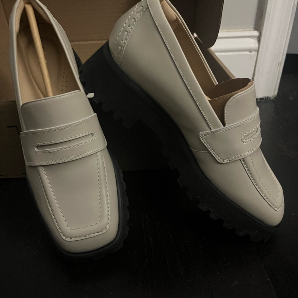 NEW Clarks Splend Edge Cream Leather Chunky Penny Loafers Preppy 7.5 NIB - Picture 3 of 7